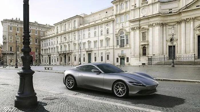 Grundsätzlich handelt es sich beim Ferrari Roma um die Coupéversion des Portofino. Er ist 4,7 Meter lang, zwei Meter breit, bringt 1,5 Tonnen auf die Waage und hat das vertraute zweigeteilte Cockpit, den V8-Biturbomotor unter der langen vorderen Haube und das Getriebe in Transaxle-Bauweise direkt an der Hinterachse, was der Gewichtsverteilung sehr zu Gute kommt.