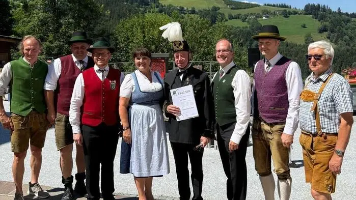 Hubert Bratl erhielt im Rahmen des Festes für seine Funktionen im Blasmusikbezirksverband Birkfeld den Goldenen Panther des Blasmusikverbandes verliehen