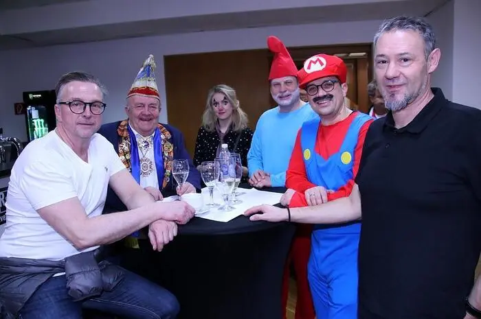Unter die Besucher gesellten sich unter anderen auch Bürgermeister Helmut Linhart (ganz links), WKO-Regionalstellenleiter Lukas Kalcher (2. von rechts) und...