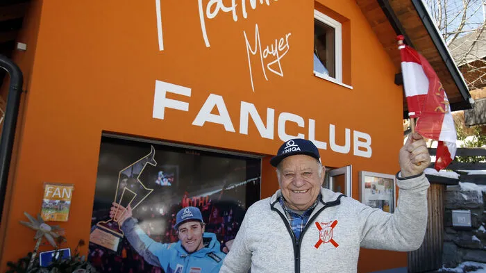 Auch Matthias Mayers Opa feiert mit.