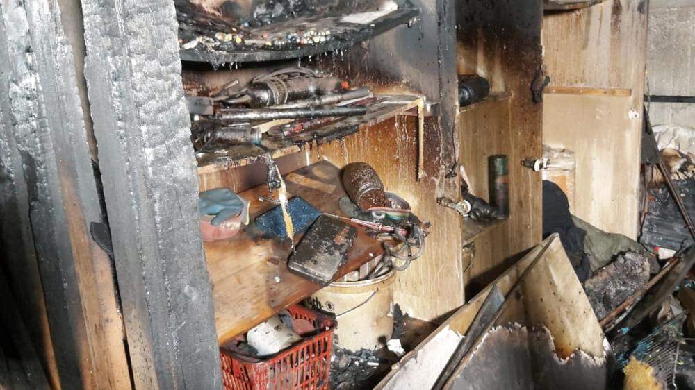 Der Brand hat offenbar im Kellerabteil eines Hausbewohners seinen Ausgang genommen