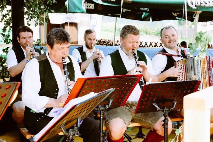 Unterhalten wurden die Gäste aus nah und fern durch die Laintaler Dorfmusikanten sowie von der Gruppe "Hammerstoak".