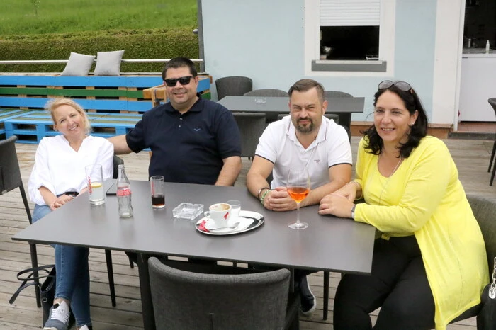Auch am Samstag und Sonntag hatten sich zahlreiche Besucher auf der geräumigen Terrasse über dem Bootshaus eingefunden, um den traumhaftem Ausblick auf das Stift St. Georgen zu genießen. 