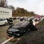 Ein Sportwagen hatte sich auf der regenassen Fahrbahn überschlagen