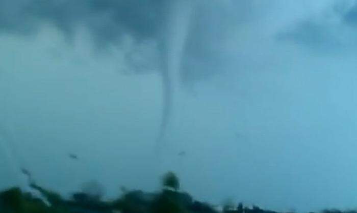Ein Amateurvideo zeigt den Tornado