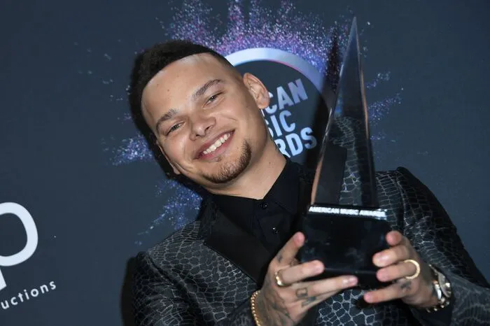 Kane Brown posiert mit der Auszeichnung für den beliebtesten Country-Künstler.