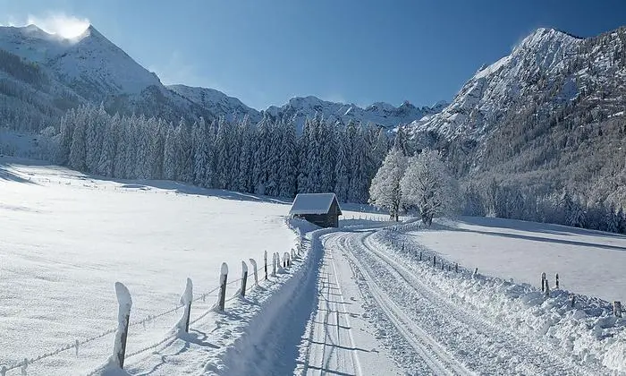 Der Weg durch das verschneite Seewigtal