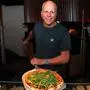 Stefan Rauter serviert den Gästen seine beliebten Pizzen