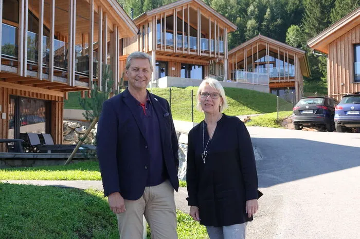 Gerhard Brix mit der "Destination Managerin" des Bergresorts Hauser Kaibling, Carina Hartweger. Die gebürtige Schwedin ist die Chefin vor Ort