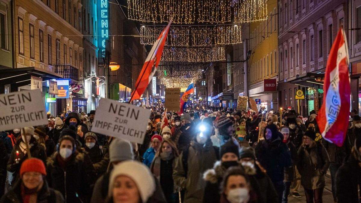 Mehrfach gingen demonstrierende Impfpflicht-Gegner und Corona-Skeptiker auf die Straße