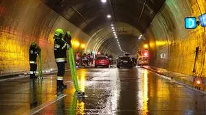 Fünf Feuerwehren aus dem Bezirk Bruck waren mit 14 Fahrzeugen an der Tunnelübung beteiligt	