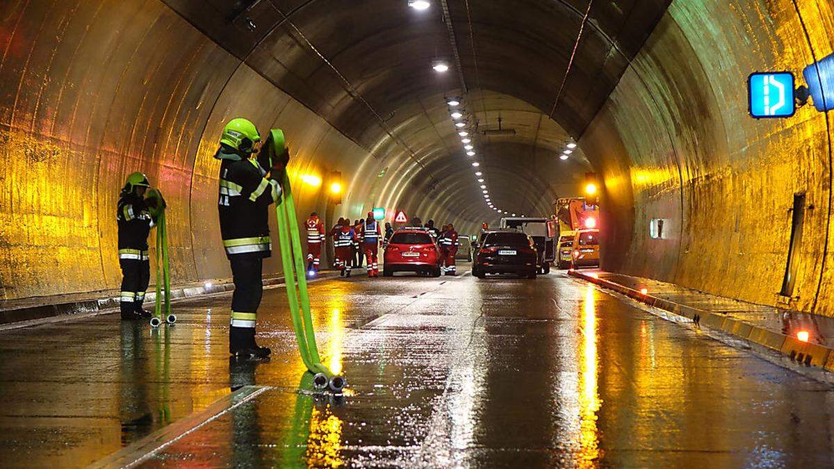 Fünf Feuerwehren aus dem Bezirk Bruck waren mit 14 Fahrzeugen an der Tunnelübung beteiligt	