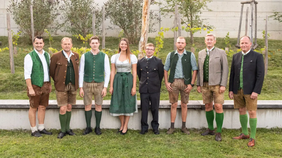 Ihren Abschluss feierten Markus Gössler, Katrin Gerthilde Dokter, Florian Schmidt und Martin Gspurning (3.v.l. bis 3.v.r) in Graz