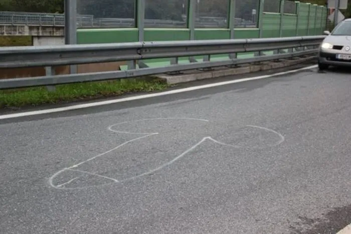 Top 9: Für Schmunzeln und Kopfschütteln gleichermaßen sorgte ein "Straßen-Graffiti" auf der Umfahrung in Krottendorf-Gaisfeld. Unbekannte haben einen riesigen Phallus auf die Fahrbahn gesprüht.