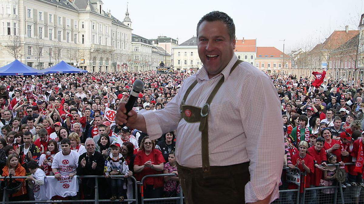 Erich Pöcheim, hier bei der Meisterfeier 2009 auf dem Neuen Platz, war 15 Jahre die Stimme des KAC