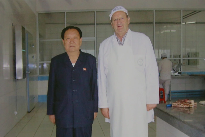 In Nordkorea wurde er vom Generaldirektor der Fleischereibetriebe empfangen.