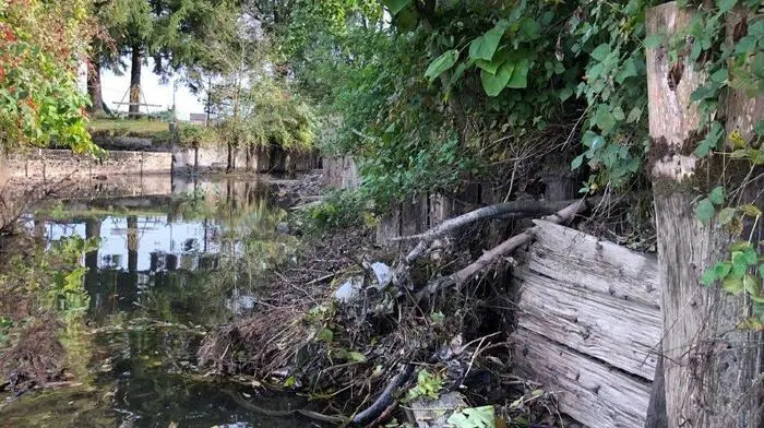 Die Schäden an der Ufer-Verschalung des Mühlgangs in Kalsdorf sind beträchtlich.