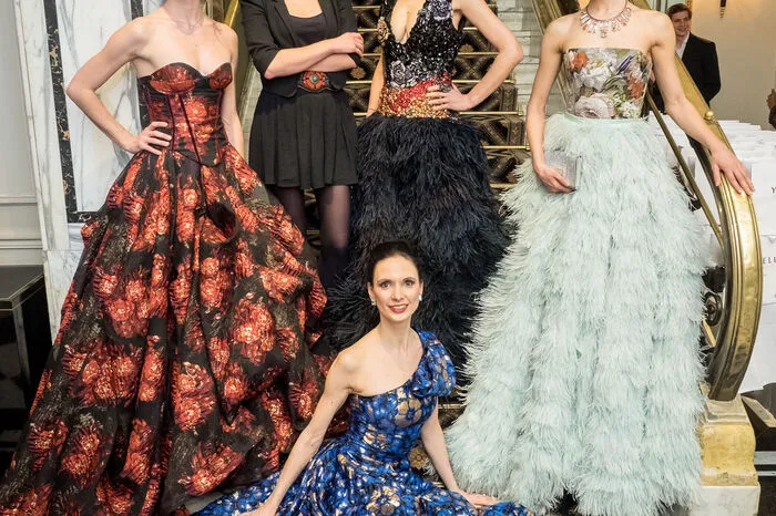 Designerin Eva Poleschinski mit den Ballerinas.