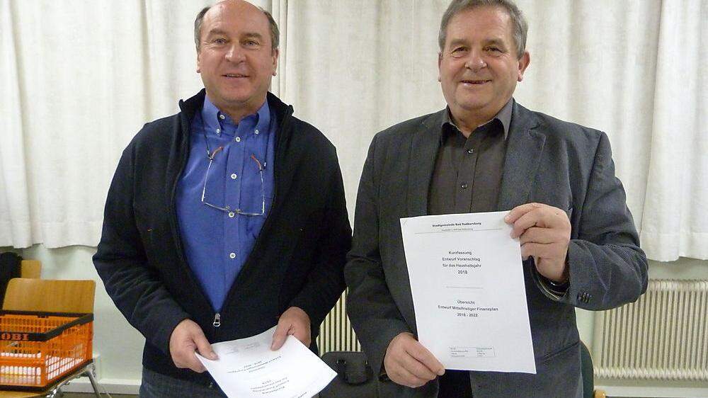 Bürgermeister Heinrich Schmidlechner (rechts) und Amtsleiter Gerhard Schuster mit dem Haushaltsvoranschlag 2018