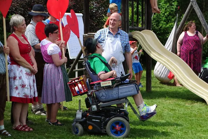 Um ihren 15. Geburtstag gebührend zu feiern, organisierten Geschäftsführer Franz Schwarz und seine Stellvertreterin Christa Schantl als besonderen Höhepunkt „Die Edlseer“ und eine Tanz- und Showeinlage, die von den Klienten dargeboten wurde und die Besucher begeisterte.