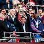 Oliver Glasner konnte den Pokal in die Höhe stemmen