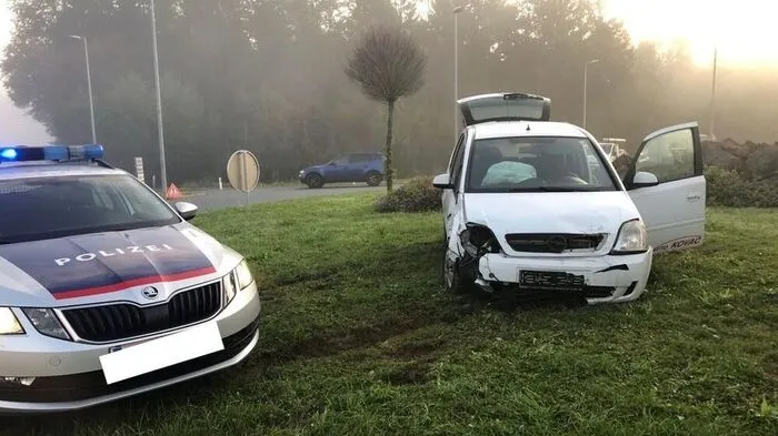 Der Pkw krachte in den Vulkanland-Kreisverkehr