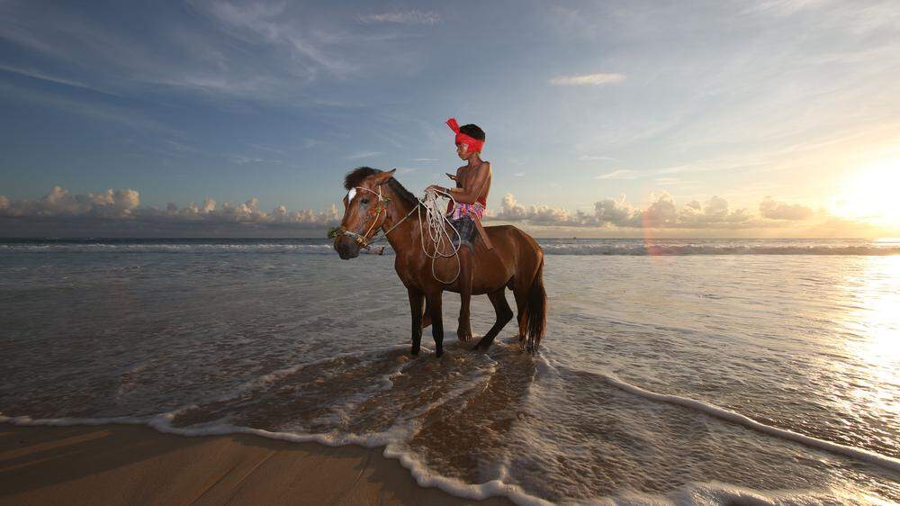 Strand, Pferd und Machete gehören auf der Insel der Marapu von klein an dazu