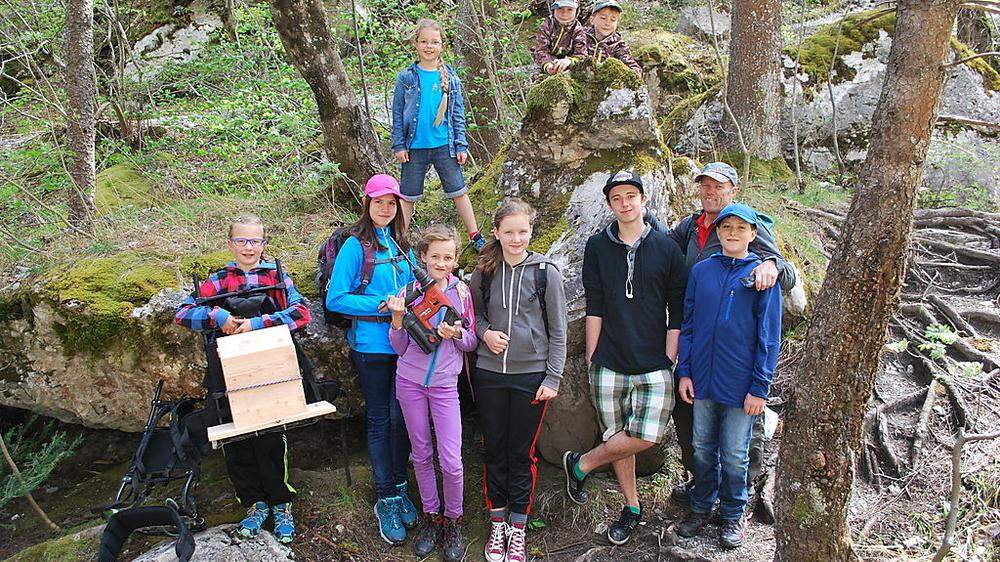 Die Jugendgruppe des Alpenvereins Hermagor bringt Nistkästen an  