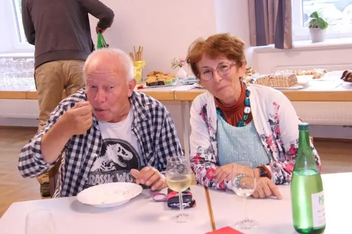 Dennoch waren die Angebote gut besucht. In Voitsberg ließen sich die Gäste das Dargebotene beim „Restlessen“ munden, und auch bei der Agape in Bärnbach, welche vom Werner Leitner-Ensemble gesanglich umrahmt wurde, wurde geschmaust. Nach einem Wortgottesdienst präsentierte der Historiker Ernst Lasnik den Vortrag „6000 Jahre Heiliger Berg.“
