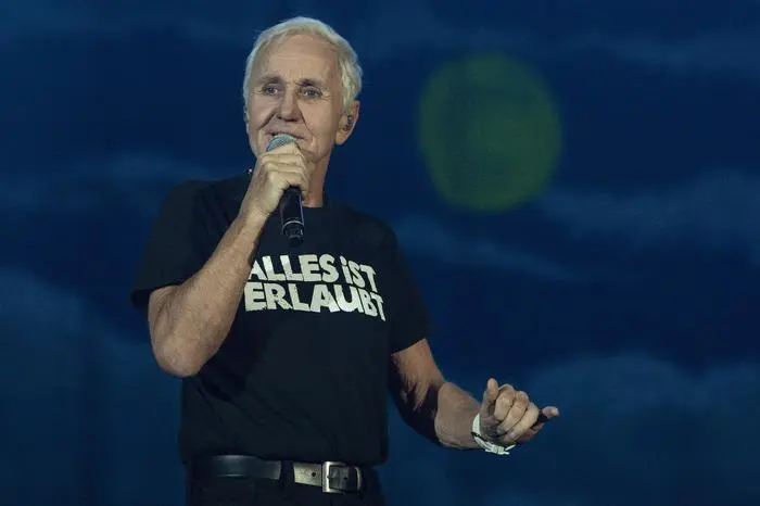 Abschiedstournee zum 40jährigen Bühnenjubiläum 2019 Erste Allgemeine Verunsicherung (EAV) ALLES IST ERLAUBT - 1000 EAV Klaus Eberhartinger - Sänger seit 1983 , Erfurt Thüringen Deutschland *** Farewell tour for the 40th stage anniversary 2019 First General Uncertainty EAV ALL IS ALLOWED 1000 EAV Klaus Eberhartinger Singer since 1983 Erfurt Thuringia Germany  