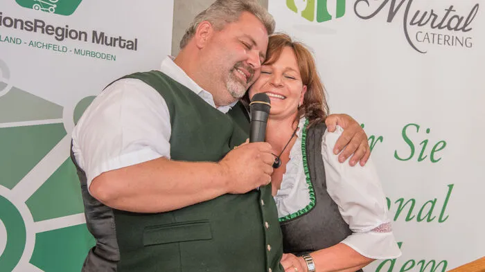 Der Eröffnungstag macht sie nach anstrengenden Bau-Monaten glücklich: Peter Dietrich mit Lebensgefährtin Anneliese Steiner. Auf dem Gelände ihres Prankherwirts in St. Marein entstand ein 380 Quadratmeter großes Gebäude. Insbesondere die gesunde und traditionelle Küche mit regionalen Produkten liegt den beiden am Herzen.