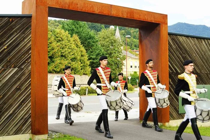 Zuvor zogen die Kärntner Trommelkorps ein.