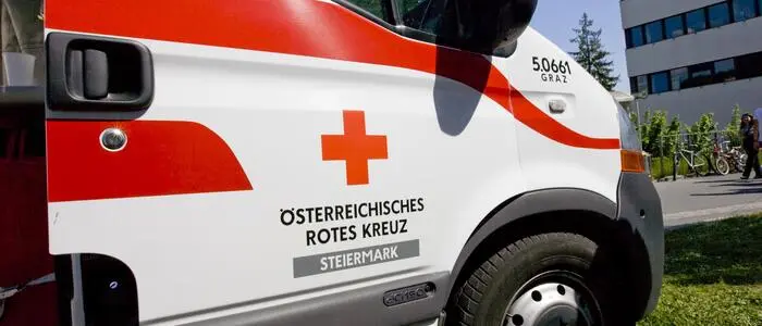 Ein Rettungsfahrzeug vom Roten Kreuz