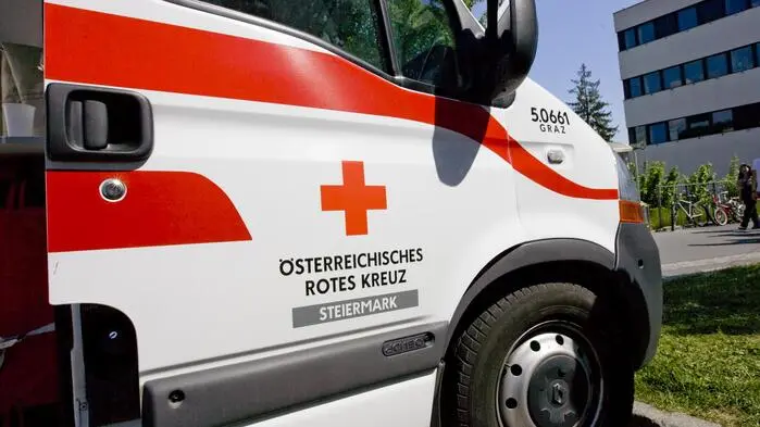 Ein Rettungsfahrzeug vom Roten Kreuz
