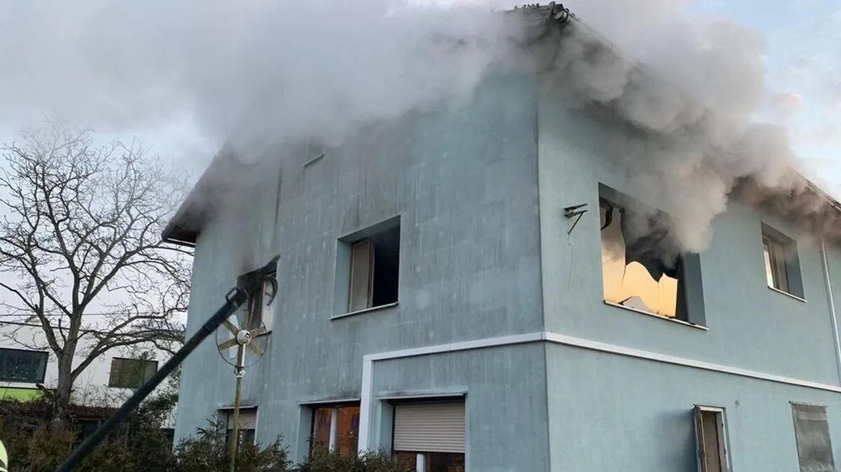 Kerze löste Wohnhausbrand mit zwei Verletzten aus - eine Katze verendete im Feuer