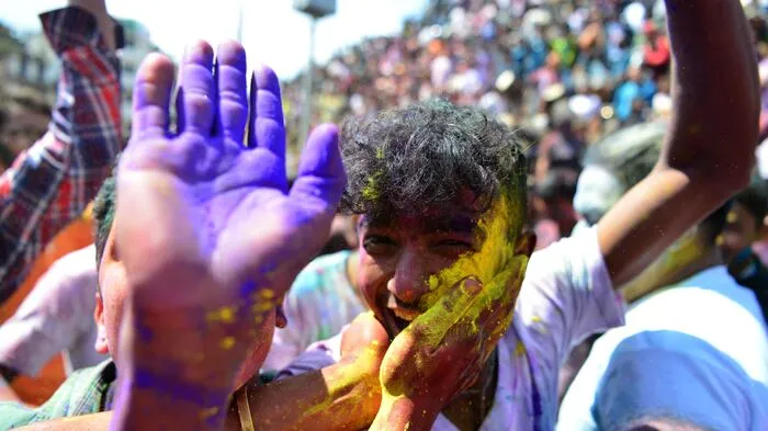 Das aus der hinduistischen Überlieferung stammende indische Frühlingsfest ist eines der ältesten Feste Indiens. Fünf Tage nach Vollmond ist Rangapanchami (Ranga = Farbe; Pancami = der 5. lunare Tag), der zweite Tag des Festes. An diesem Tag scheinen alle Schranken durch Kaste, Geschlecht, Alter und gesellschaftlichen Status aufgehoben.