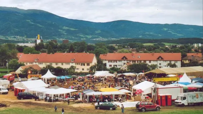 Die Gackernwiese mit den Zelten, im Hintergrund die Koralpe
