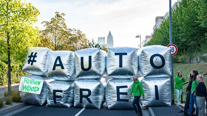 Mehrere hundert Demonstranten haben am Sonntag zwei Eingänge zur Automesse IAA in Frankfurt blockiert.