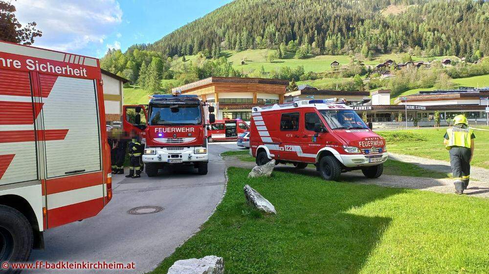 60 Feuerwehrmitglieder rückten mit 12 Fahrzeugen wegen der Gefahr eines Chlorgasaustritts an