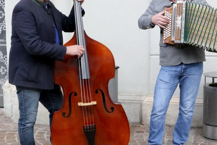 Für die Musik sorgten das Duo „Die 2 lustigen 3“ (Foto) sowie das Floriani-Quartett. 