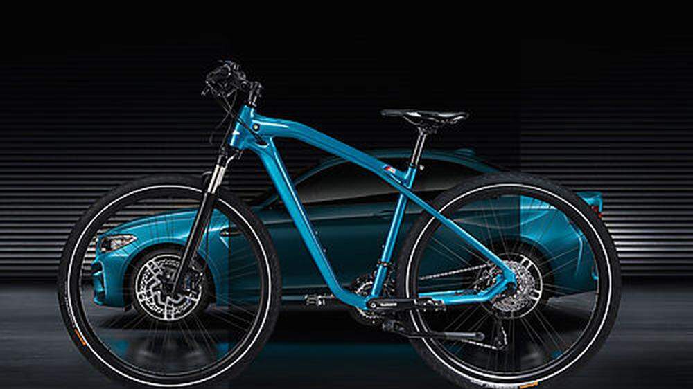 Das Fahrrad ist im Long-Beach-Blau des M2 Coupés lackiert