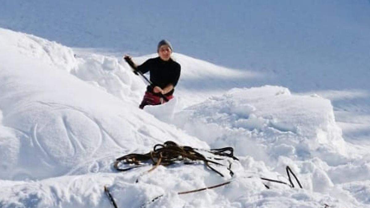 Elisabeth Oppeneiger beim Schneeschaufeln auf dem Dach