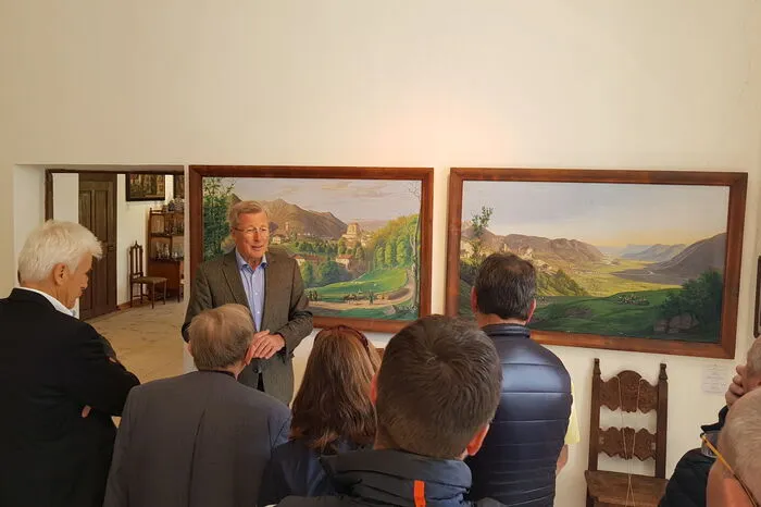 Franz Spiegelfeld, der mit seiner Frau Johanna im Schloss lebt, bei einer Führung durch die Gemächer des berühmten Vorfahren