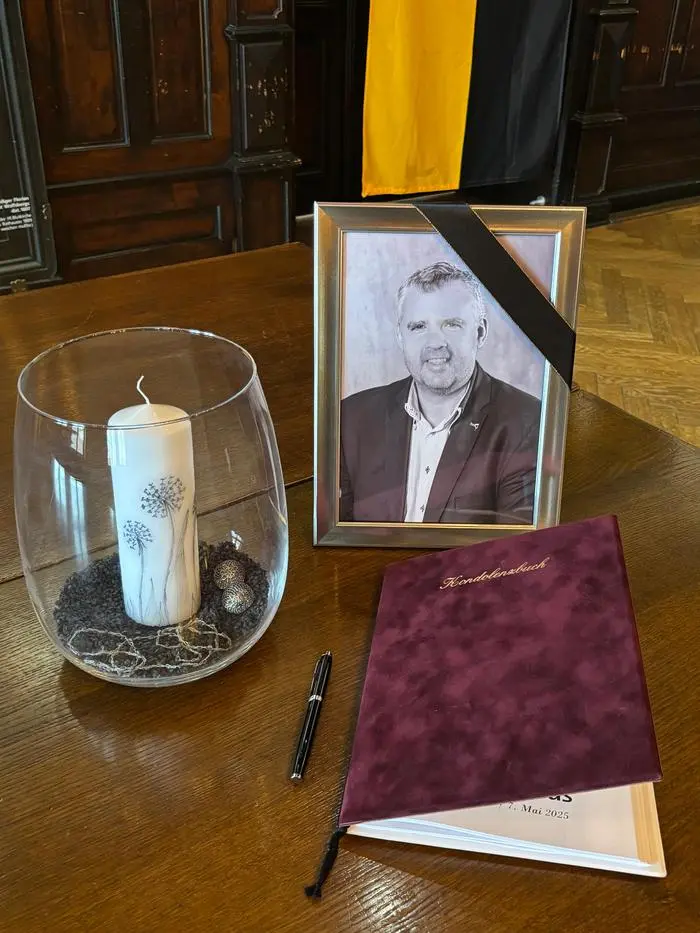 Ein Kondolenzbuch liegt auf