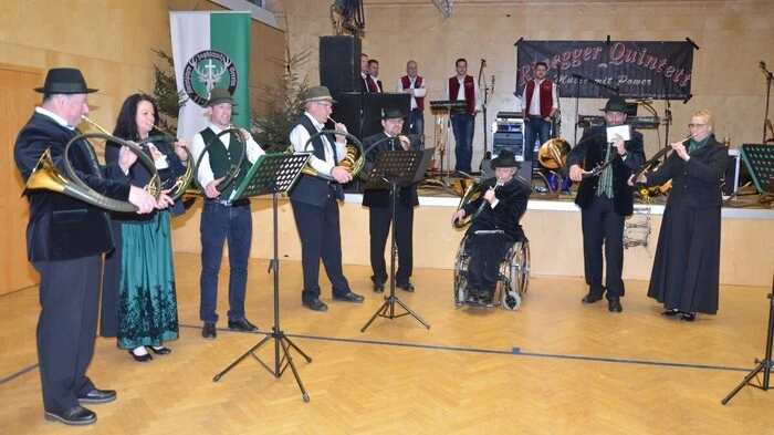 Jagdhornbläsergruppen eröffneten den Ball im Kulturzentrum Niederwölz.