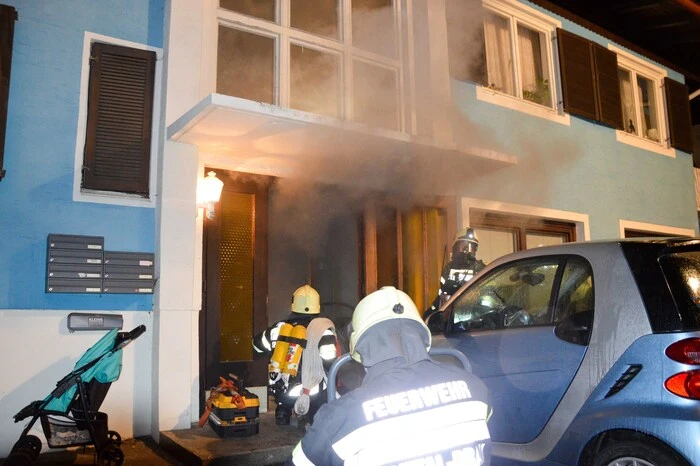 Für zwei Mieter aus dem Obergeschoß wurde es dramatisch. Sie konnten aufgrund des Rauchs nicht mehr durchs Stiegenhaus flüchten und begaben sich auf das Hausdach.