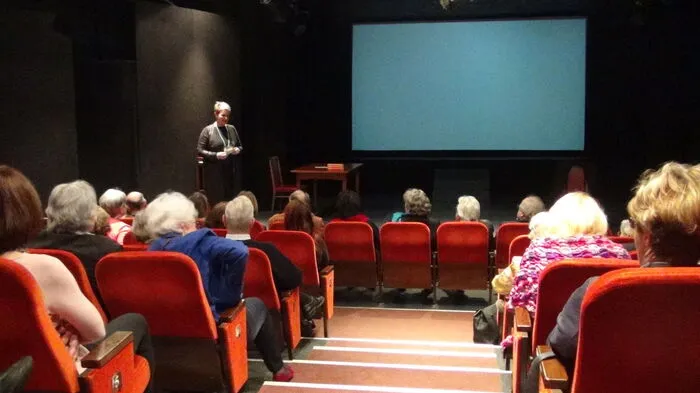 Gleich mit einer österreichischen Uraufführung von „Dienstags bei Morrie“ eröffneten die Arnfelser Schlossspiele unter Obfrau Claudia de Crinis im Theater im Kino das junge Spieljahr.