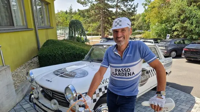 Styroica-Organisator Hannes Wagner mit seinem Peugeot-Rennrad (Baujahr 1983) und seinem Oldtimer, einem Peugeot 404
