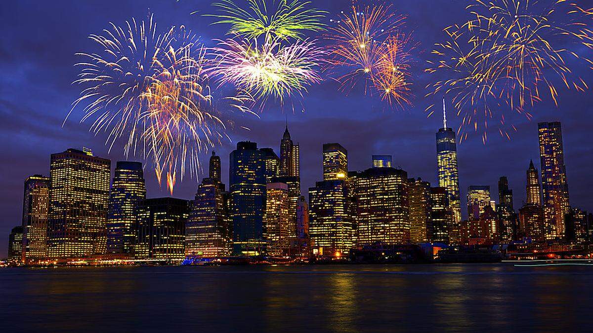 Das Feuerwerk über dem Big Apple sieht man gut vom Wasser aus – Bootsfahrten sind deshalb sehr beliebt