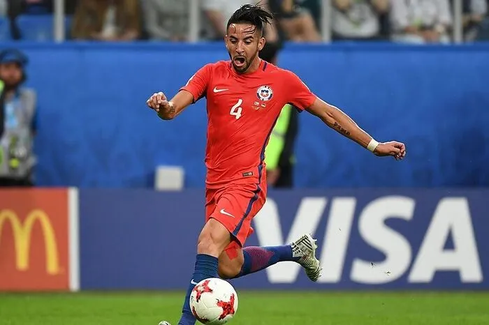 Mauricio Isla (29) Nationalität: Chile Position: Rechter Verteidiger Bisherige Vereine: Udinese Calcio, Juventus Turin, Olympique Marseille, Cagliari Calcio Bisherige Erfolge: 3x Italienischer Meister, 2x Copa America-Sieger